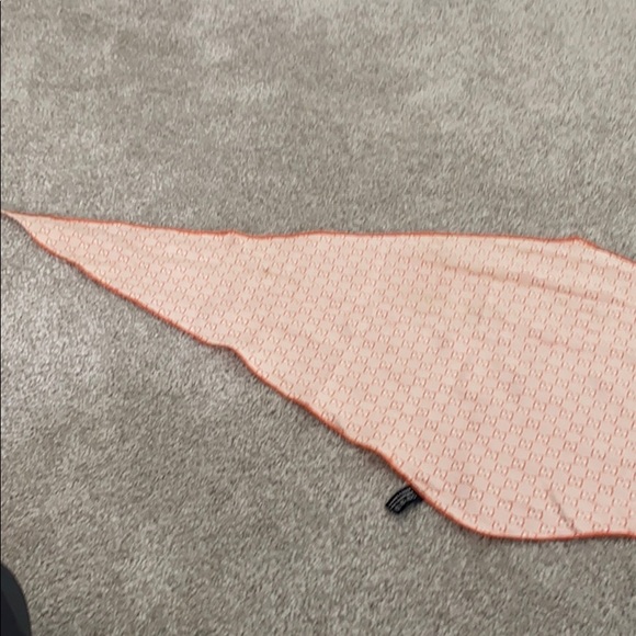 Gucci silk scarf 🧣 - Picture 7 of 11